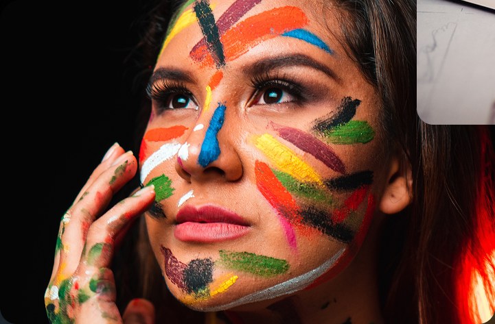 Mujer con la cara pintada de colores