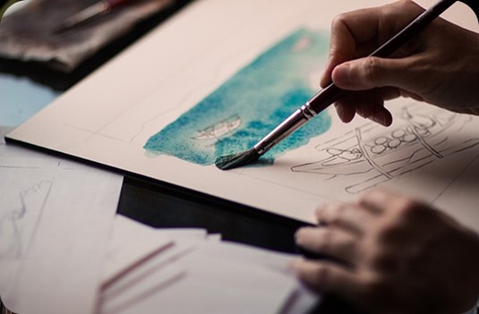 Manos pintando con acuarela